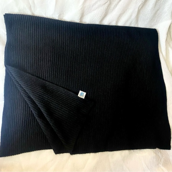 Portolano Ribbed Black Cashmere Scarf - Picture 7 of 13